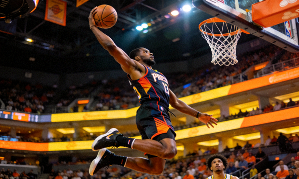 NBA篮球赛场精彩扣篮瞬间，球员腾空而起