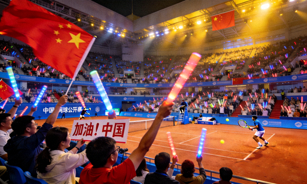 中国网球公开赛现场气氛热烈，观众为选手加油